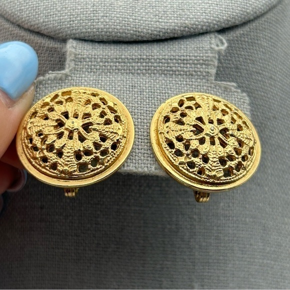 Vintage Monet Gold Tone Floral Round Medallion Button Dome Clip On Earrings - Picture 2 of 7